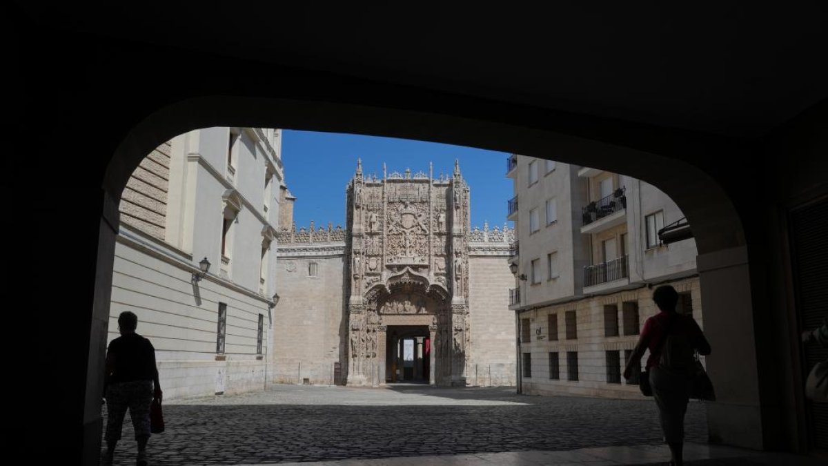 Colegio de San Gregorio. Museo Nacional de Escultura en la calle Cadenas de San Gregorio desde la plaza de Federico Wattenberg del barrio de San Pablo.- J.M. LOSTAU