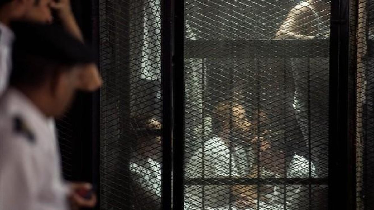 Uno de los detenidos sigue el juicio en una jaula de cristal. /-AFP