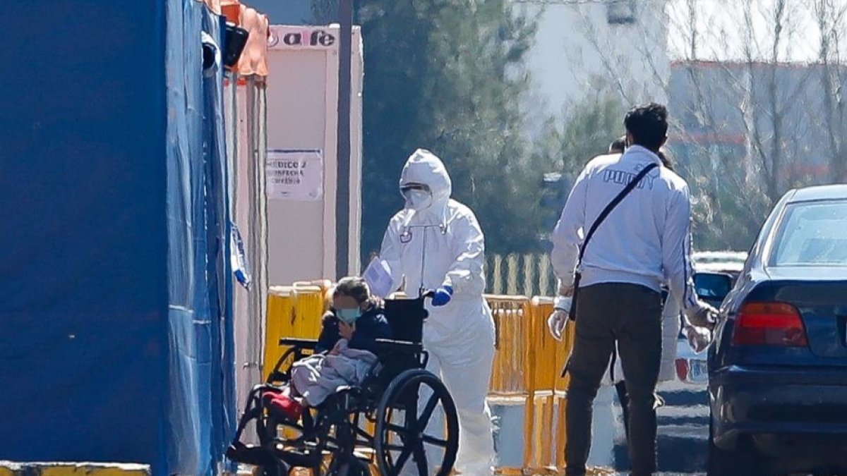 Personal sanitario lleva a una paciente en el Hospital Río Hortega de Valladolid.- J. M. LOSTAU