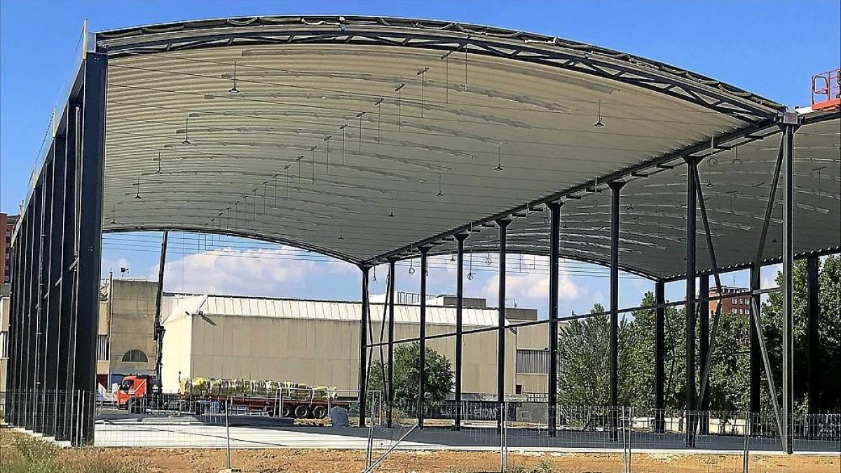 Vista parcial de la cubierta instalada en la parcela colindante al polideportivo Pisuerga.- E. M.