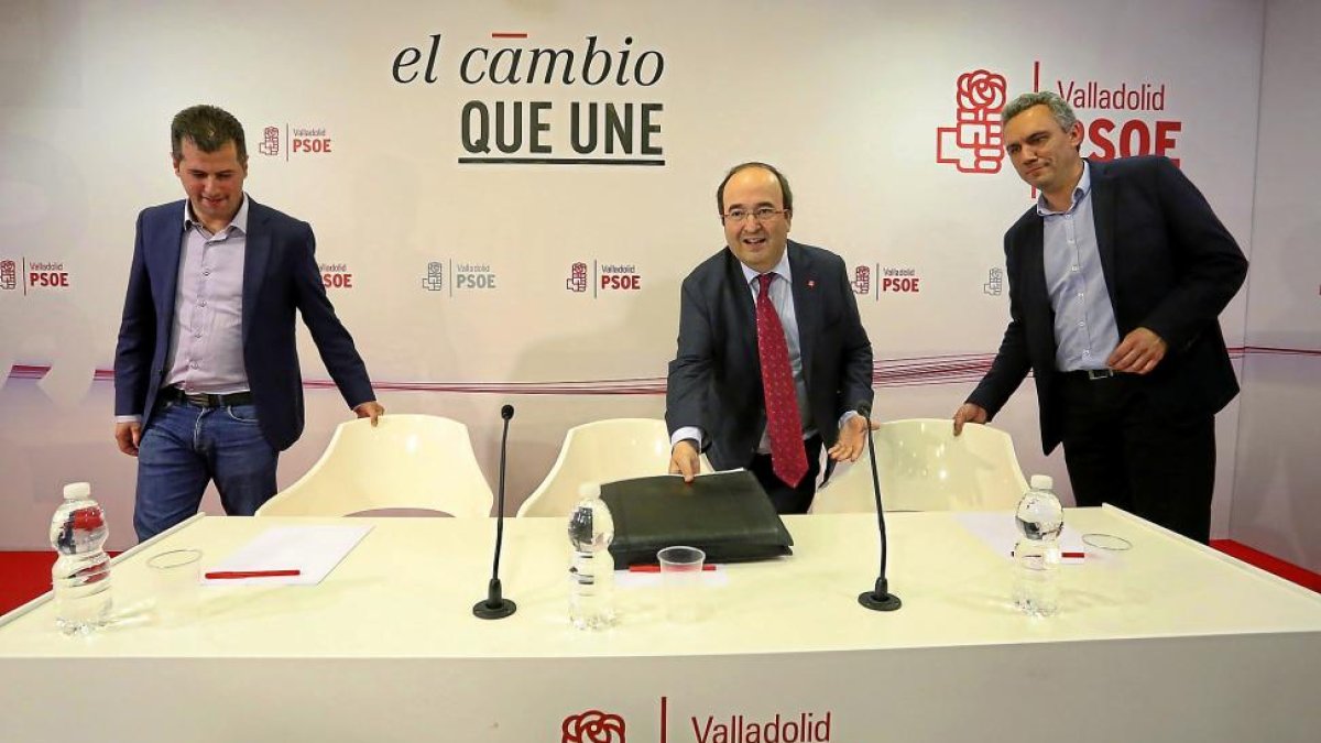 El secretario general del PSOE de Castilla y León, Luis Tudanca, y su homólogo en el PSC, Miquel Iceta, intervienen en una charla con militantes del partido.-ICAL