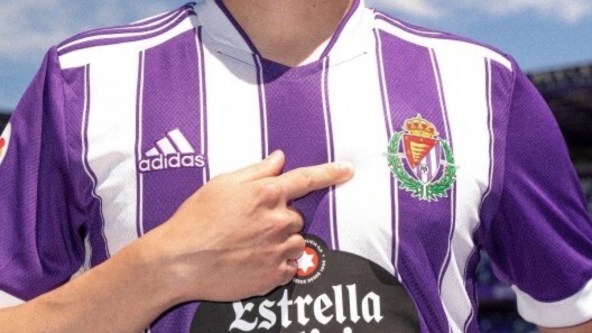 Un aficionado señala el escudo del Real Valladolid en la camiseta. / RV