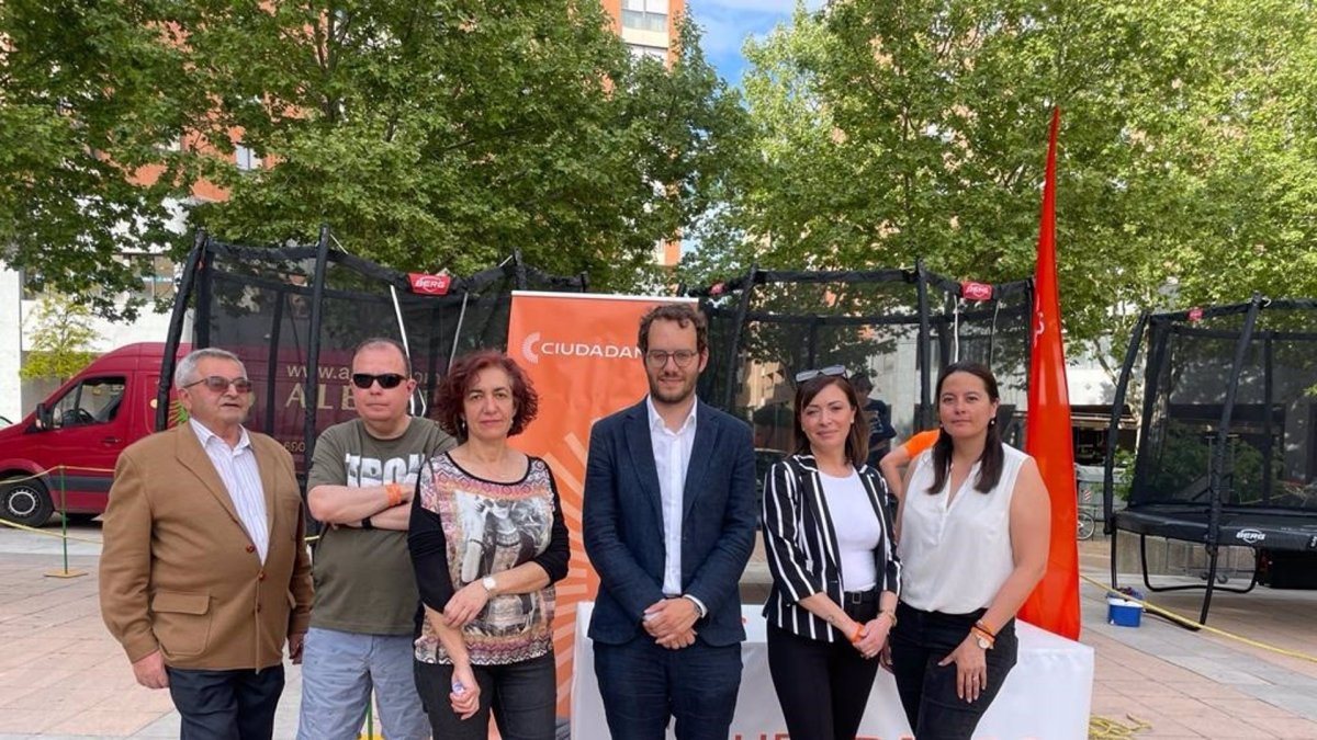 El candidato de Cs a la Alcaldía de Valladolid, Pablo Vicente, y otros cargos de la formación en Parquesol. EUROPA PRESS