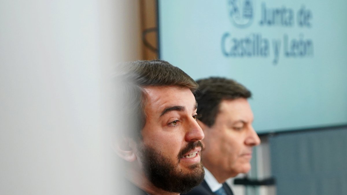 El vicepresidente de la Junta de Castilla y León, Juan García-Gallardo, en la rueda de prensa junto al consejero de Economía y hacienda y portavoz de la Junta, Carlos Fernández Carriedo. ICAL