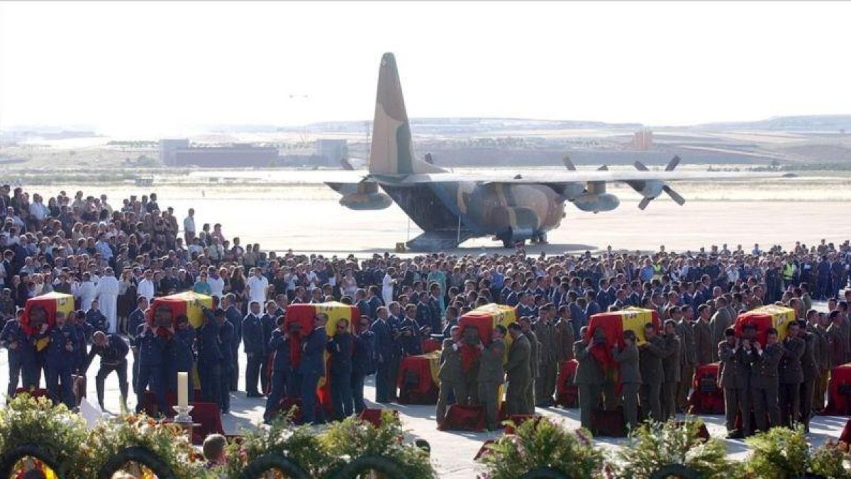 Funeral de las víctimas del Yak-42, el 28 de mayo del 2003 en la base de Torrejón de Ardoz (Madrdid).-AP PHOTO / PAUL WHITE