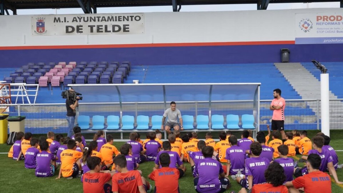 Roque Mesa en su visita al campus de la UD Telde. / UD TELDE