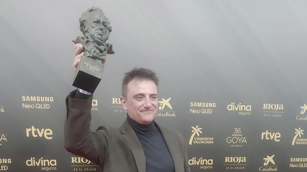 Archi Viloria levanta el Goya tras la gala celebrada en Valencia. E.M.