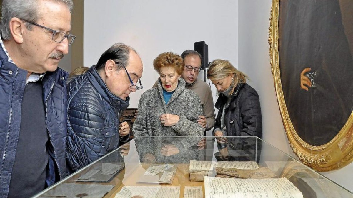 Un grupo de visitantes contempla manuscritos del siglo XVI ‘retornados’ del Archivo Simón Ruiz, ayer en el Museo de las Ferias frente al cuadro del banquero.-Santiago