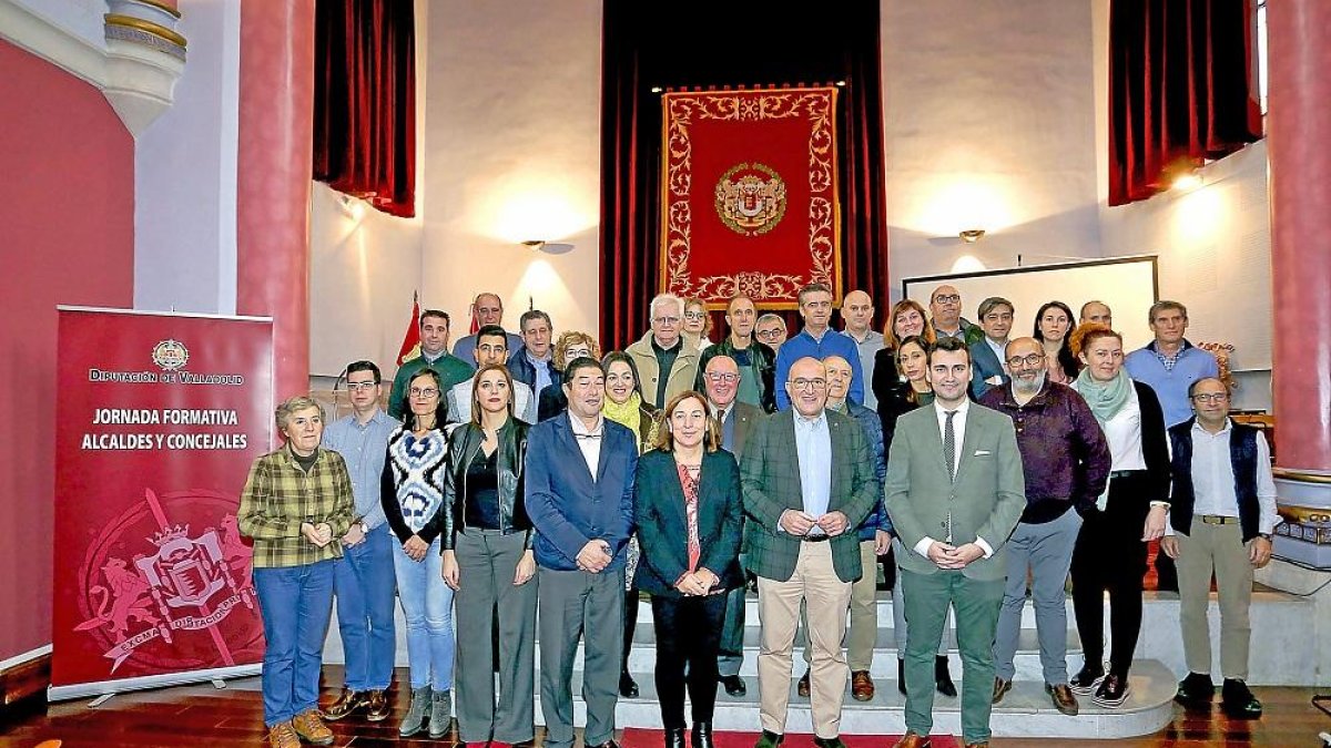 Jesús Julio Carnero junto a los participantes en la jornada de asesoramiento a alcaldes y concejales, ayer en el Hospital Viejo de Valladolid.-ICAL