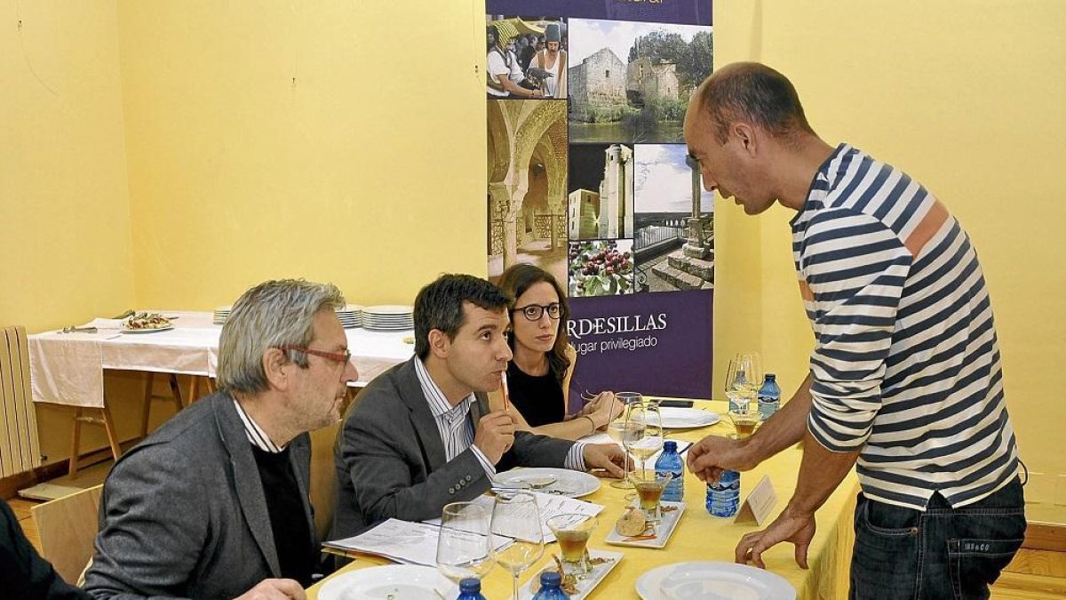 Un hostelero explica su tapa al jurado en una anterior edición del concurso ‘Todos los Santos’ de Tordesillas.-SGC