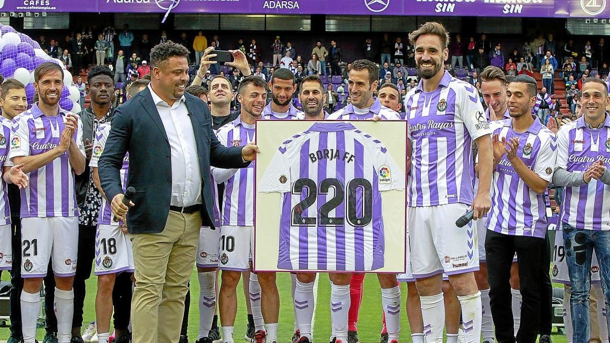 Ronaldo y Borja sostienen la camiseta con el número de partidos jugados por éste de blanquivioleta.-J. M. LOSTAU