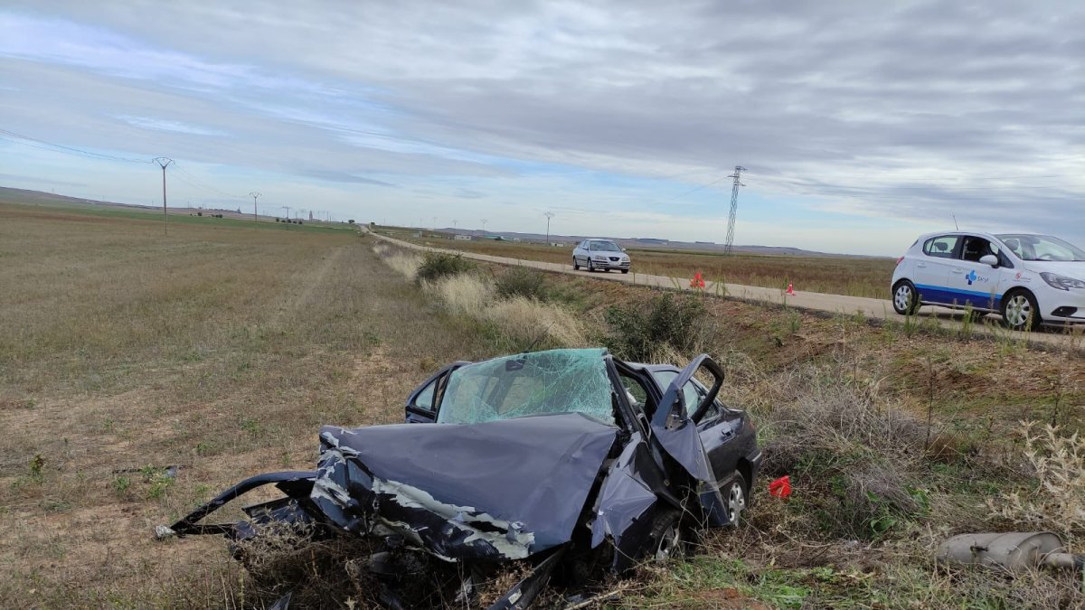 Estado en el que quedó el vehículo tras el accidente.- BOMBEROS DIPUTACIÓN DE VALLADOLID