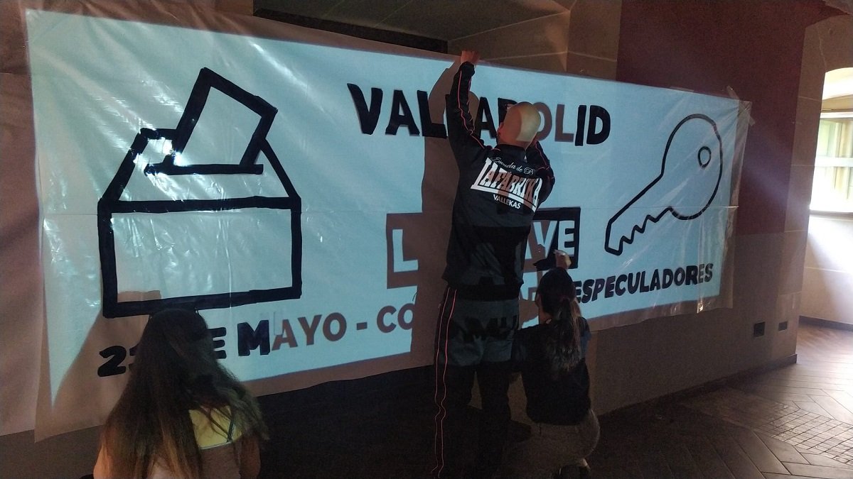 Colocación del cartel 'Valladolid tiene la llave'.- EM