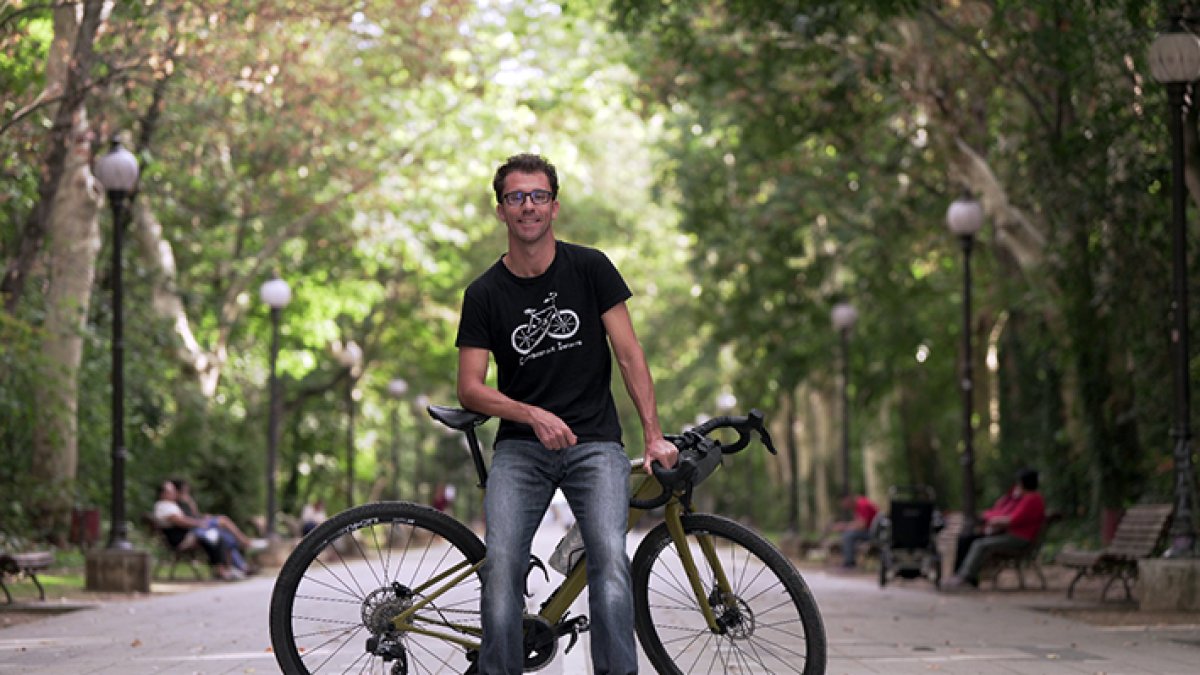 Abraham del Caño, en el Campo Grande de Valladolid junto a su bicicleta. ArgiComunicación