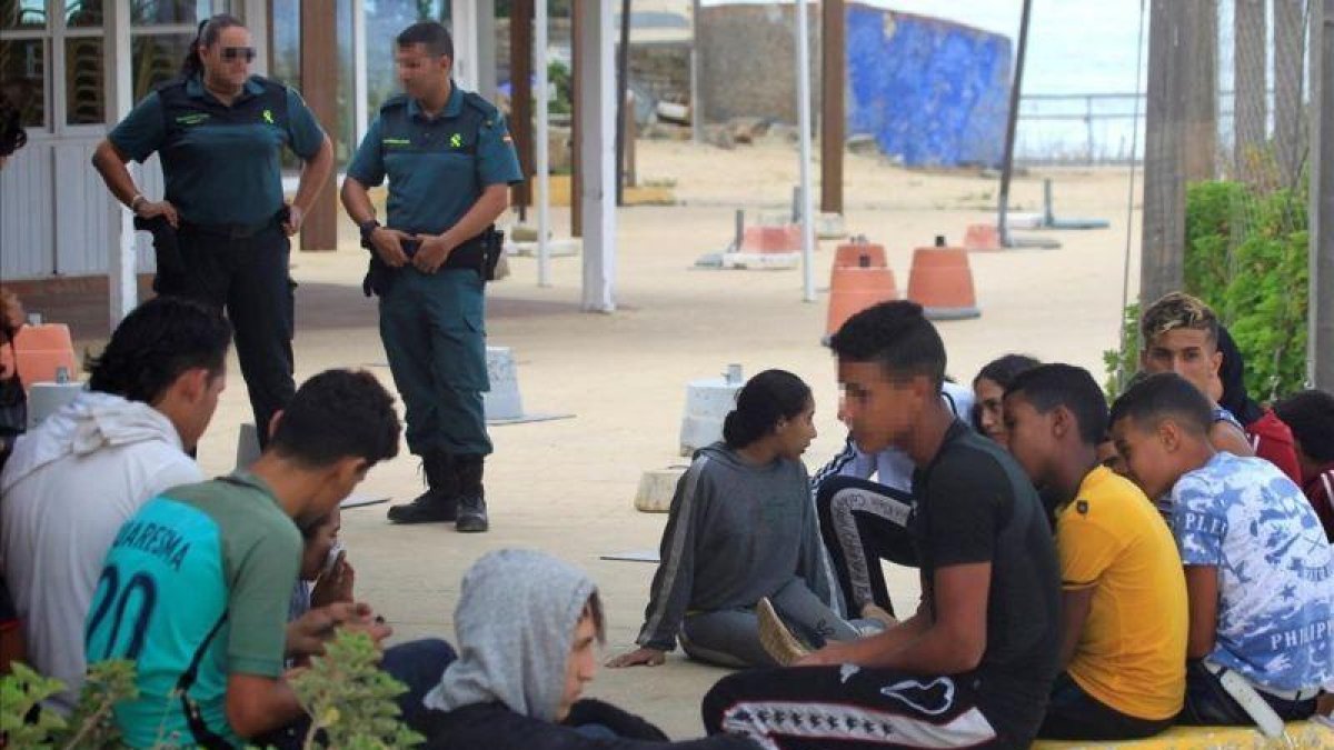 Guardias civiles custodian a unos inmigrantes en Tarifa (Cádiz).-A CARRASCO RAGEL