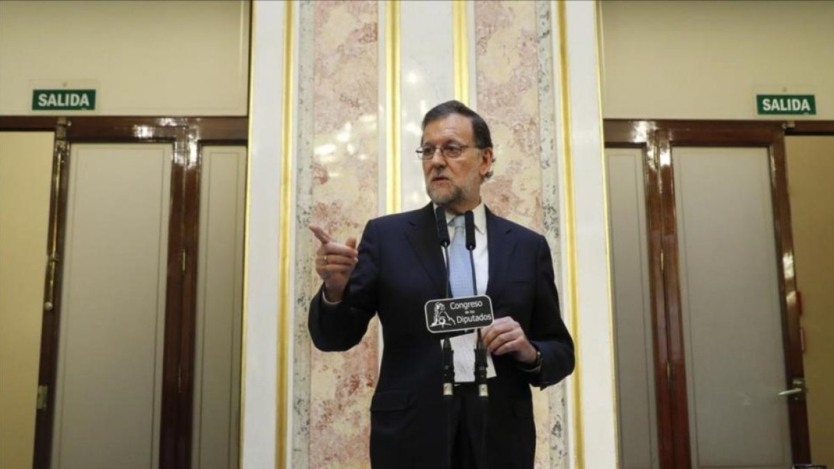 El presidente del Gobierno en funciones y aspirante a la reelección, Mariano Rajoy, ha comparecido en el Congreso tras su constitución-J. J. GUILLÉN