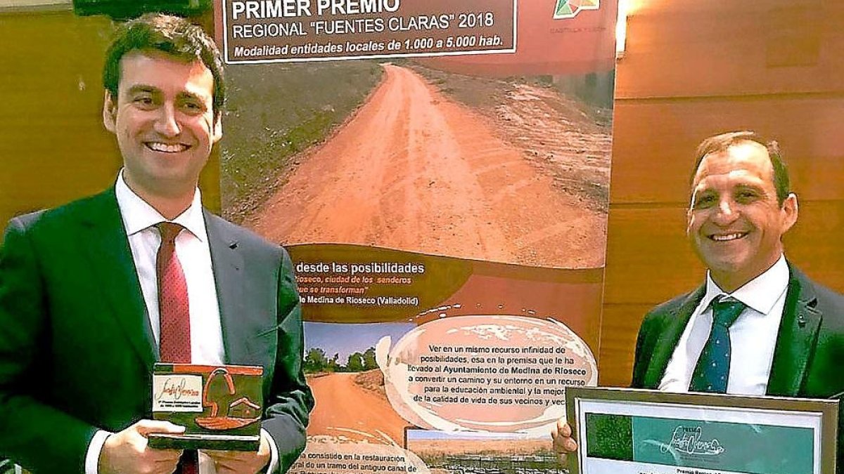 El alcalde, David Esteban, recoge el premio ‘Fuentes Claras’ junto al edil de Medio Ambiente, Javier Gallego.-E. M.