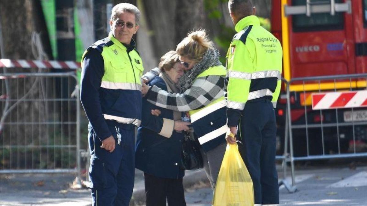 Una afectada por el derrumbe del puente Morandi, semocionado al regresar a su casa.-LUCA ZENNARO (EFE)