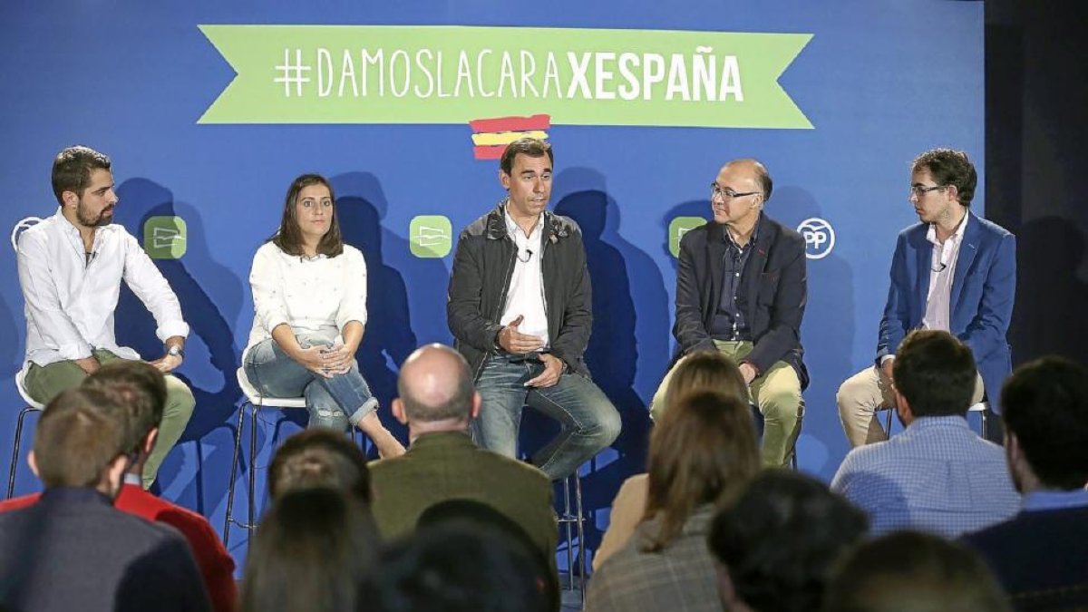 Eduardo Carazo, Beatriz Jurado, Fernando Martínez Maíllo, Ramiro Ruiz Medrano y Jorge González, ayer en un acto en Íscar (Valladolid).-ICAL