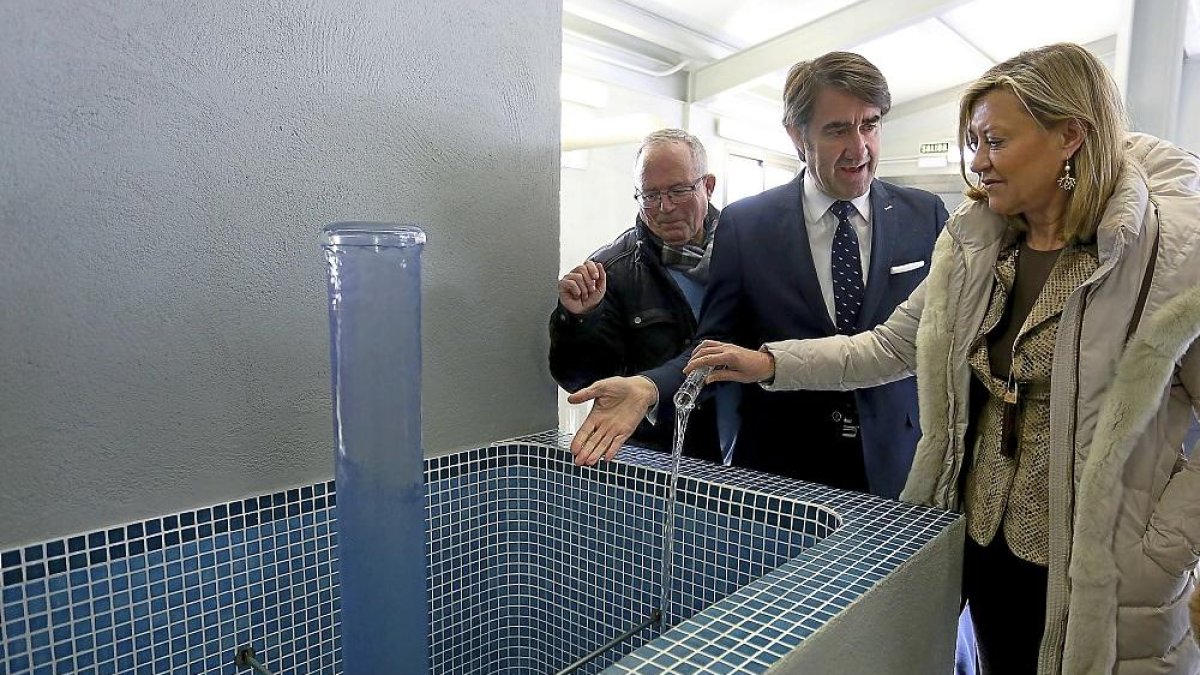 Pilar del Olmo y Juan Carlos Suárez-Quiñones visitan la nueva depuradora de Valbuena de Duero.-ICAL