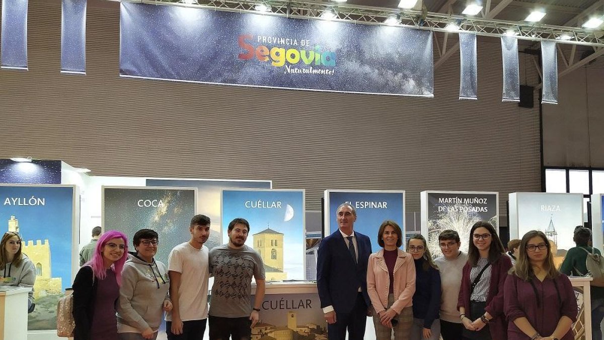 José María Bravo y Magdalena Rodríguez, ayer en el stand de Segovia.-ICAL