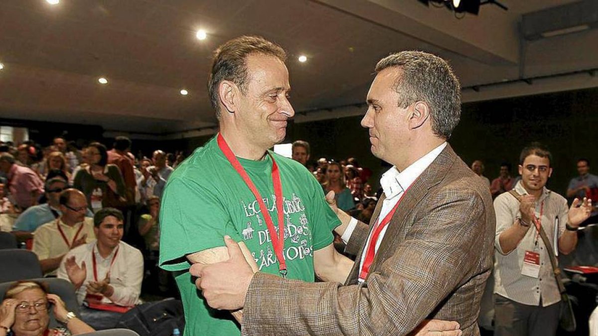 Cecilio Vadillo y Javier Izquierdo se saludan durante el último congreso provincial.-J. M. Lostau