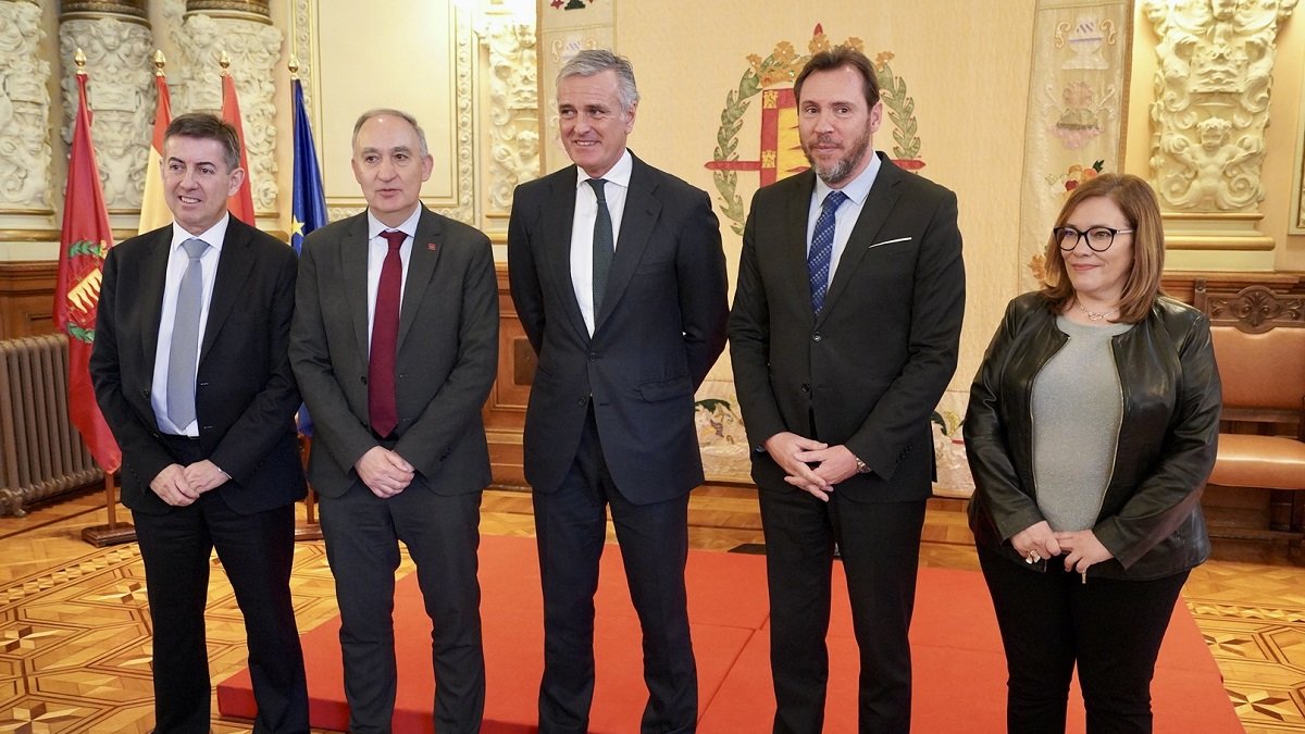 El alcalde y el representante de PwC, Gonzalo Sánchez, junto al rector, Antonio Largo y Charo Chávez. | E. M.