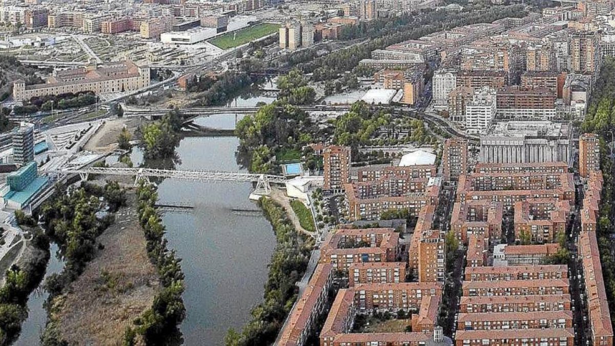 Vista aérea del barrio Cuatro de Marzo, a la derecha, entre el Pisuerga y el Paseo de Zorrilla-El Mundo