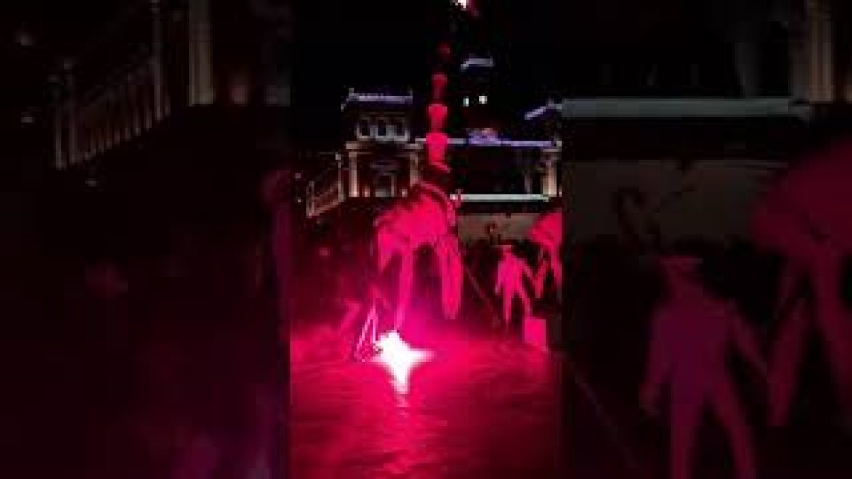 La noche vallisoletana se iluminó ayer con las jirafas gigantes de Opérette Animalière, que recorrieron las calles para dar el pistoletazo de salida al TAC. -E. M.