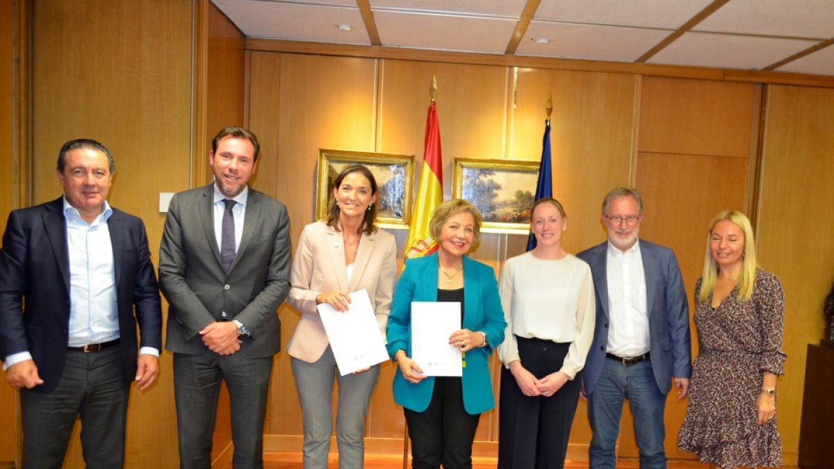 La ministra Reyes Maroto, junto a autoridades de Valladolid y representantes de la empresa. E.M.