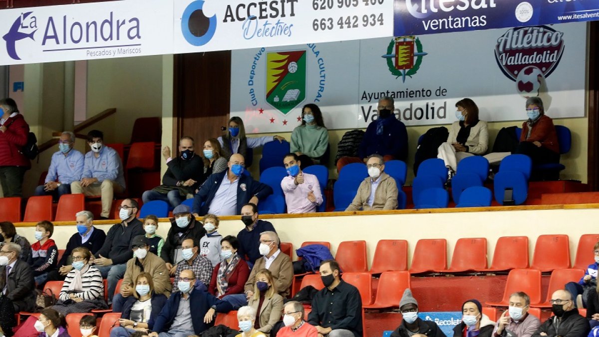 Grada de Huerta del Rey en el partido ante Balonmano Logroño / PHOTOGENIC