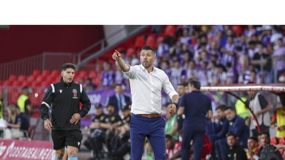 Pezzolano da instrucciones a pie de campo en un partido de la pasada campaña antes de ser sancionado. / LALIGA