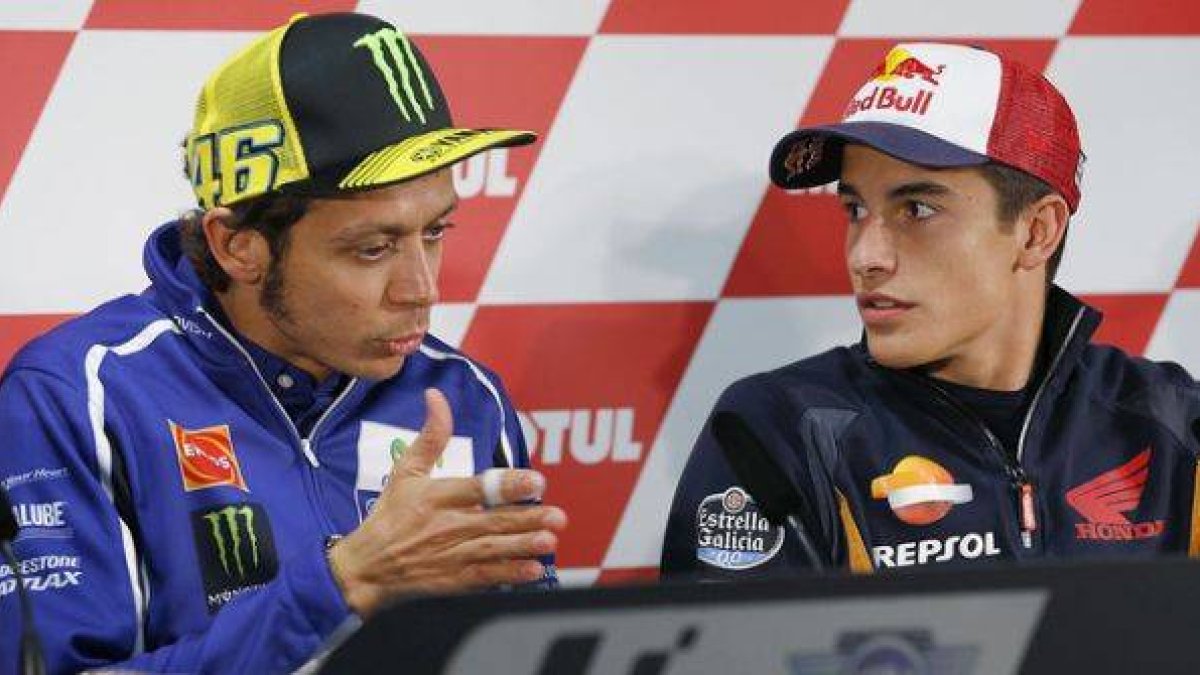 Valentino Rossi, junto a Marc Márquez, muestra su apoyo a la familia de Jules Bianchi en la rueda de prensa en Motegi.-Foto: AP / SHIZUO KAMBAYASHI