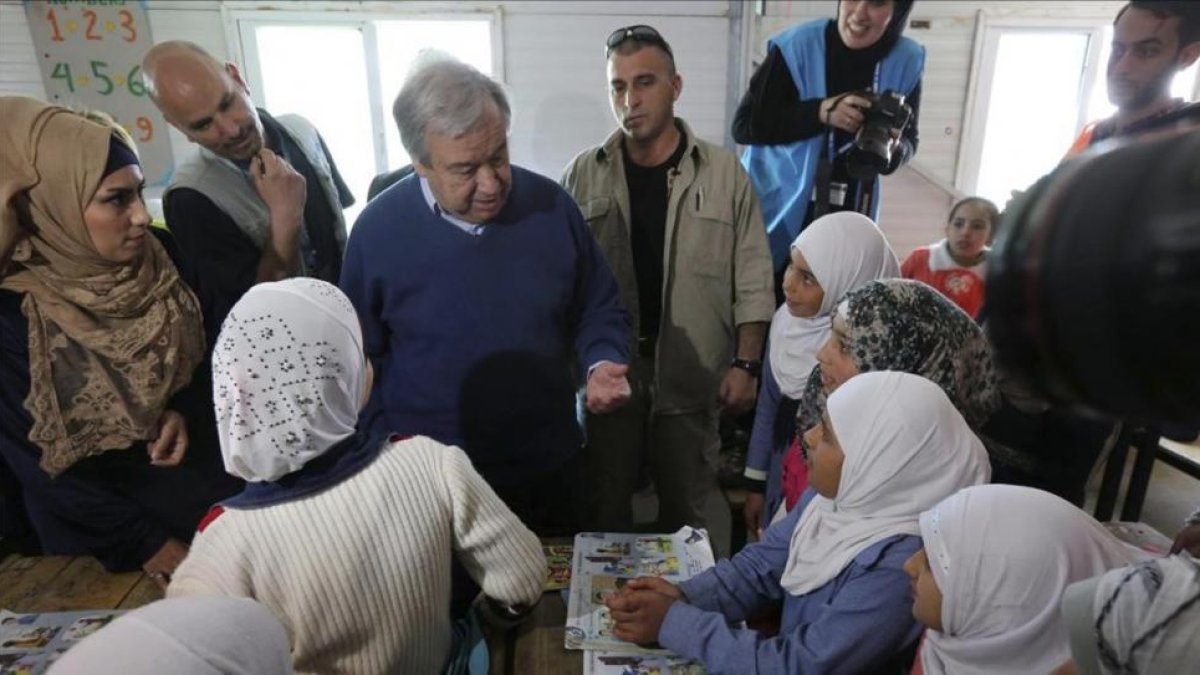Antonio Guterres (centro), secretario general de la ONU, durante una visita al campo de refugiados de Zaatari (Jordania), el 28 de marzo.-EFE / SAHEM RABABAH