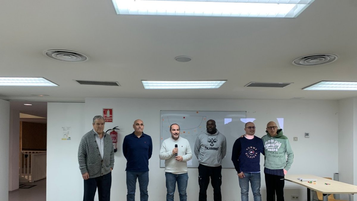 Tinín Alonso, Juan Carlos Pastor, Miguel Martín, David Davis,Dani Gordo y Nacho Coque, ayer en la presentación del Clínic. ELMUNDO