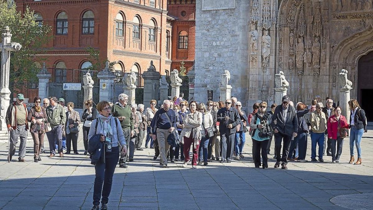 Un grupo de turistas siguen a una guía en la Plaza de San Pablo.-MIGUEL Á. SANTOS (PHOTOGENIC)