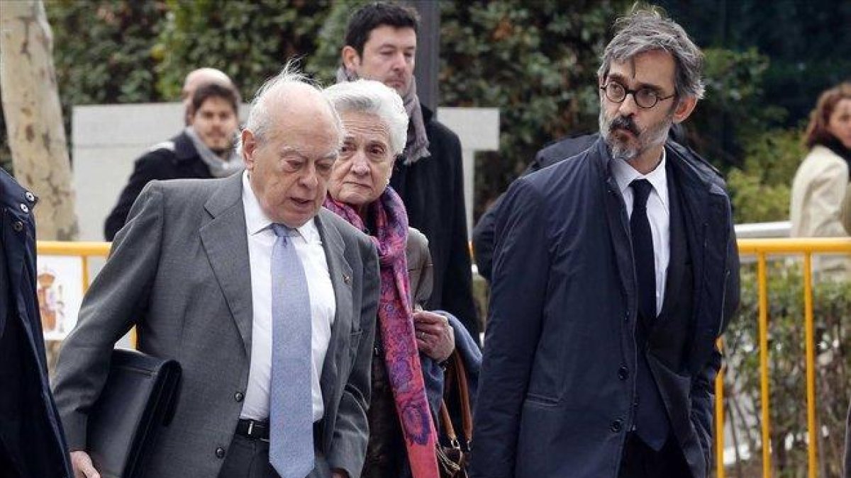 Jordi Pujol y su esposaa, Marta Ferrusola, en compañía de su abogado defensor, Cristobal Martell, tras declarar el 10 de febrero del 2016 en la Audiencia Nacional.-