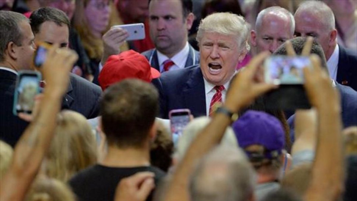 Trump saluda a sus partidarios en Wilmington (Carolina del Norte), el pasado martes.-AFP / SARA D. DAVIS