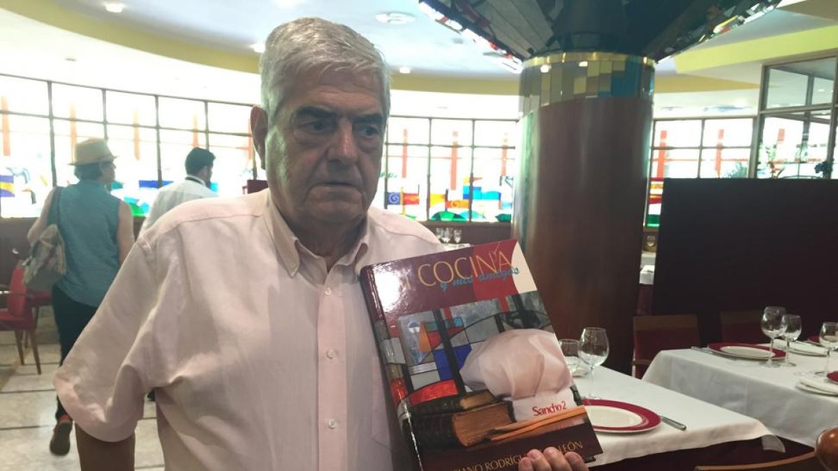 Mariano Rodríguez, ayer en los salones del Sancho 2 en el corazón de Zamora con su libro de recetas.-ICAL