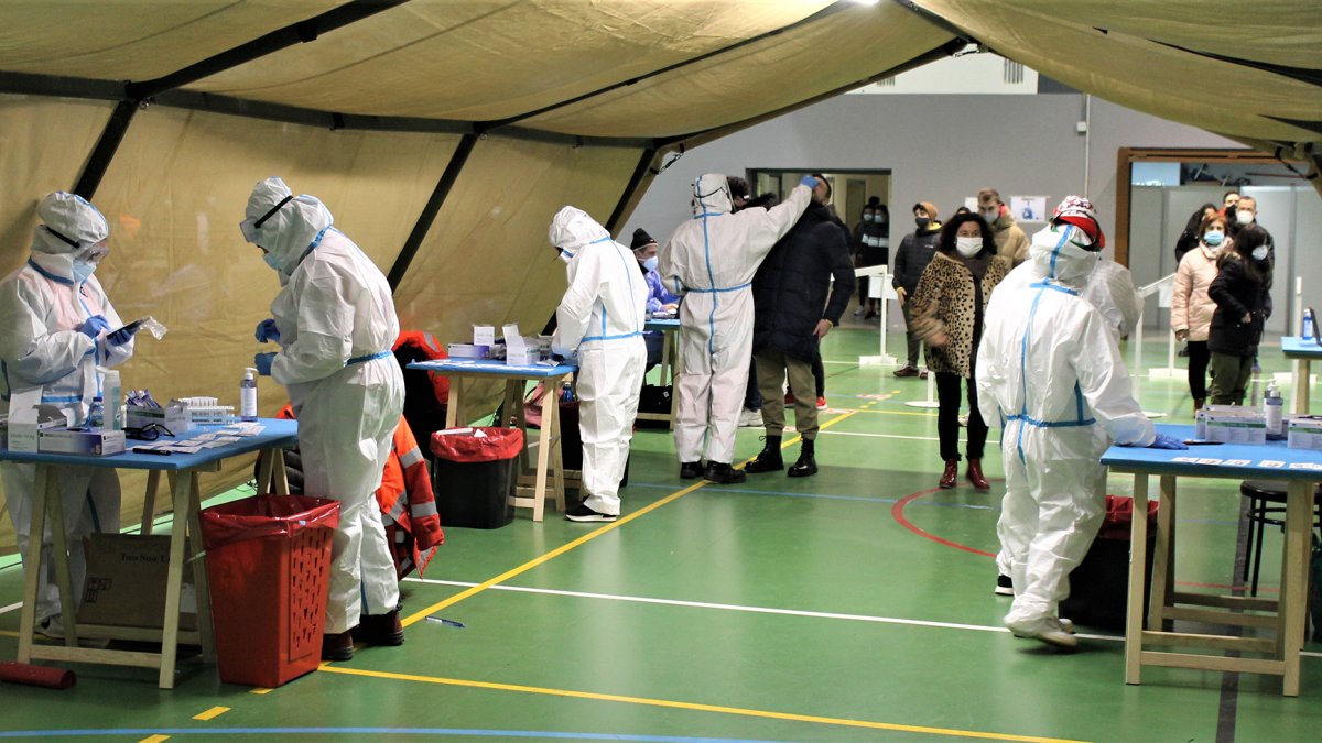 Personal sanitario realizando pruebas de cribado en el Campus de Vegazana en enero de 2021. -E.M.