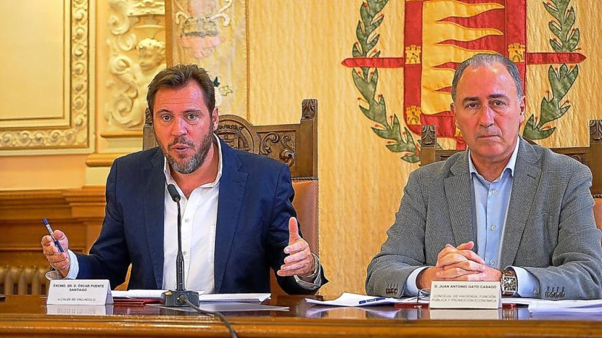 Óscar Puente y Antonio Gato durante la presentación de la oferta pública de empleo.-E. M.