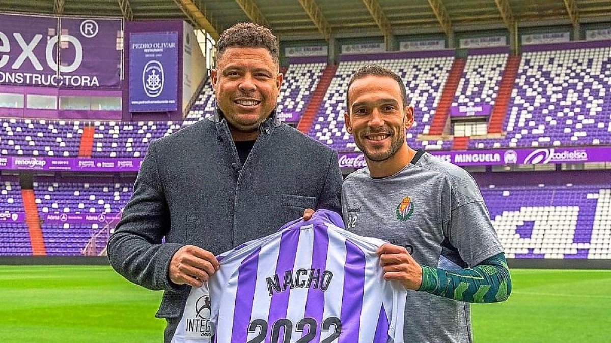 Nacho sostiene junto a Ronaldo la camiseta con el nombre del jugador y su año de término de contrato.-RVCF