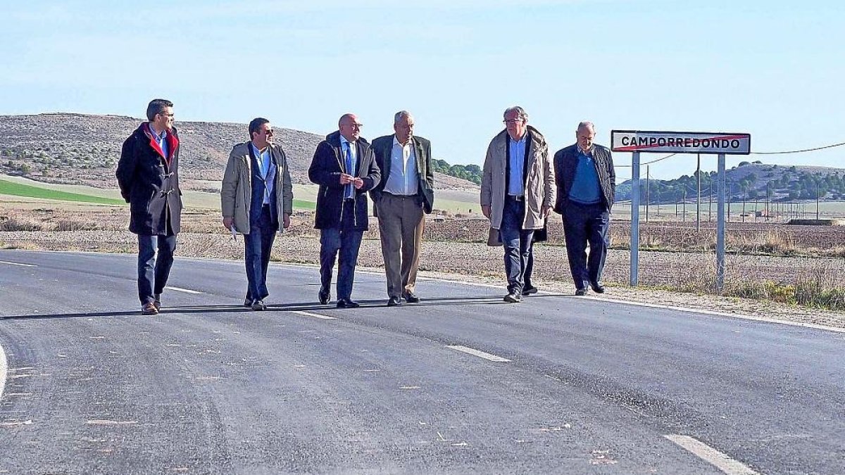 Carnero, Criado y Collantes visitan la VP-2203 (en la parte inferior, línea donde comienza la travesía), ayer.-E. M.