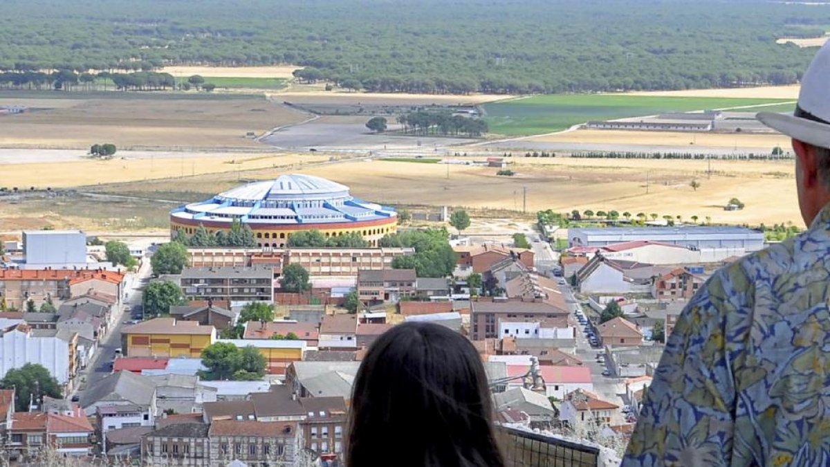 Una niña mira la plaza de toros cubierta de Íscar, desde los alrededores del castillo de la localidad.-Santiago