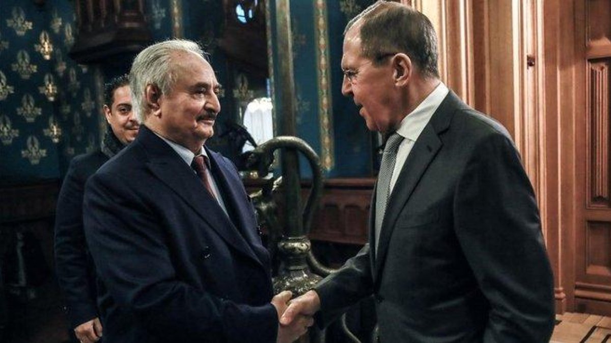 El ministro de Exteriores ruso, Serguéi Lavrov, saluda al mariscal Khalifa Haftar, este lunes en Moscú.-MINISTERIO DE EXTERIORES DE RUSIA (DPA)