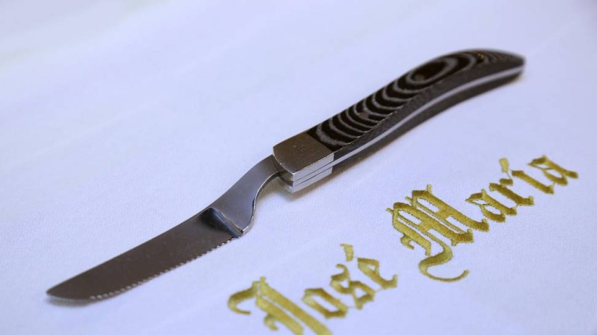 Cuchillo que ha diseñado y patentado para cortar cochinillo-Ical