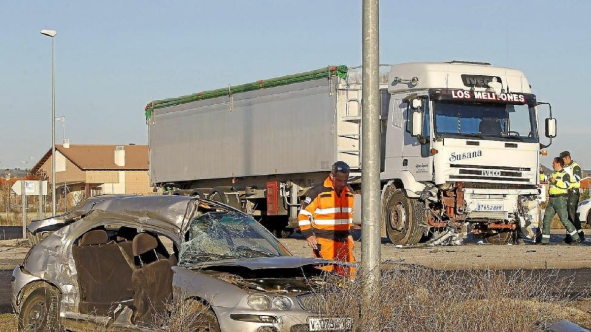 La Policía reconoce el lugar del siniestro para realizar el atestado, en la carretera provincial VA-200 junto a la urbanización El Soto.-J.M. Lostau