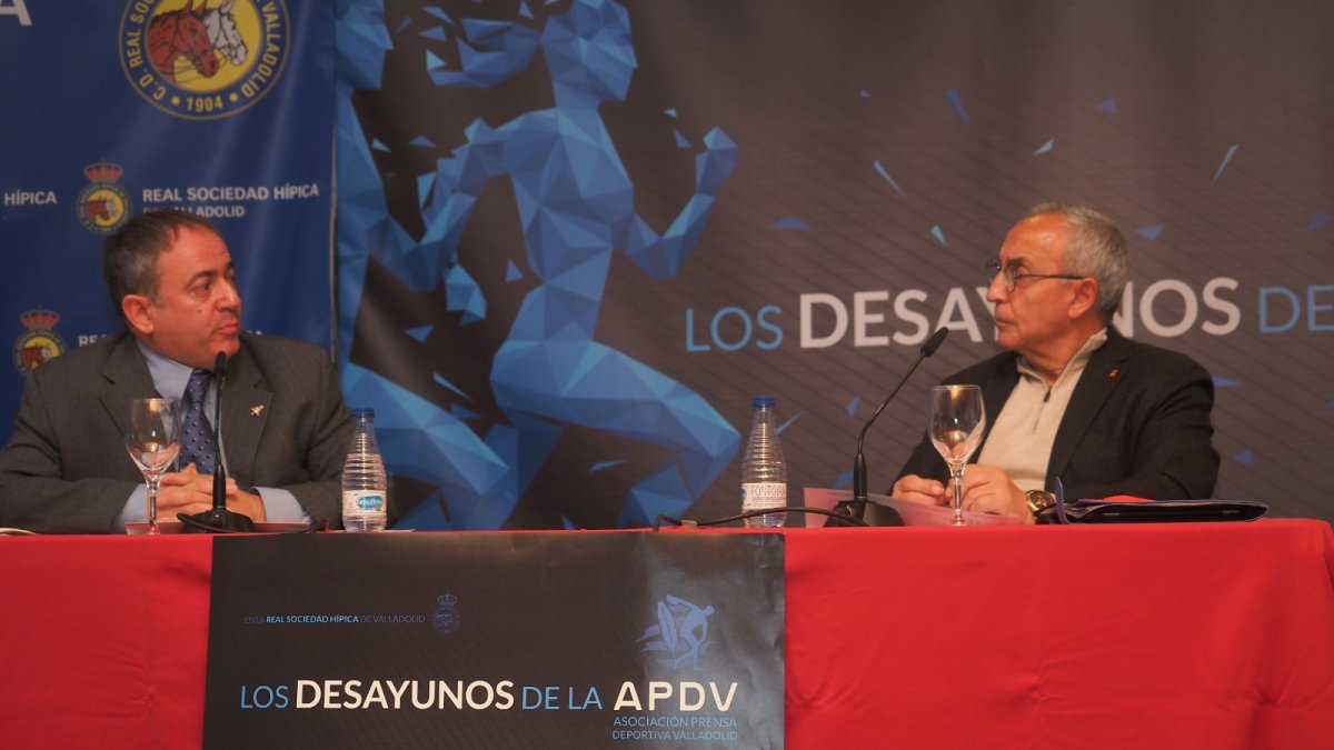 Alejandro Blanco junto al periodista Iñigo torres en pleno debate. / M. G. E.