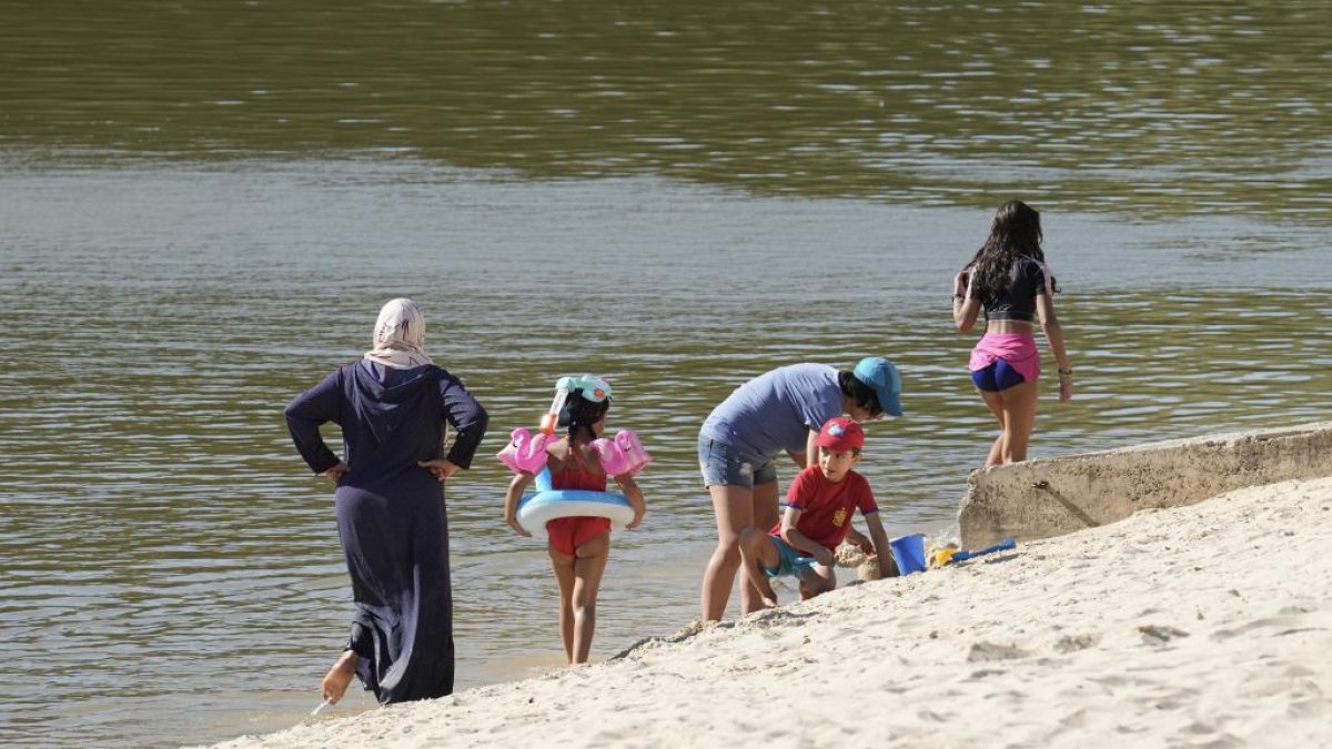 La Playa de las Moreras durante una jornada con altas temperaturas.- J.M. LOSTAU