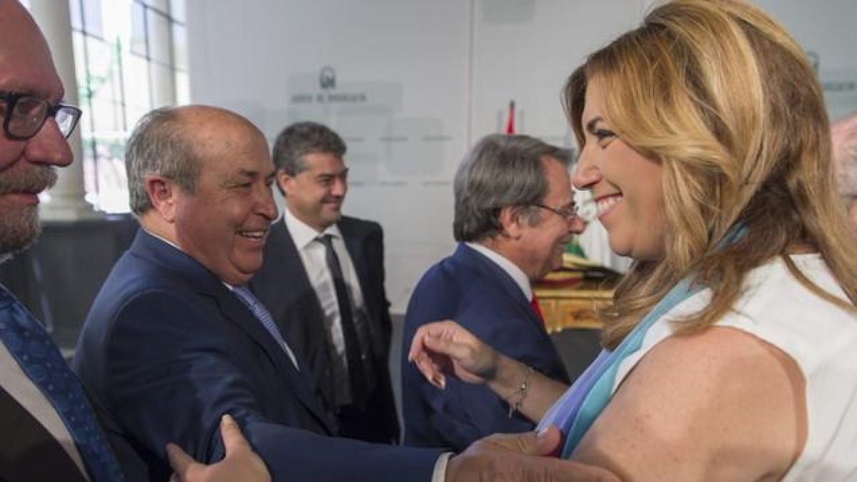 La presidenta de Andalucía, Susana Díaz, saluda al alcalde de Granada, José Torres Hurtado, el pasado día 29.-EFE / JULIO MUÑOZ